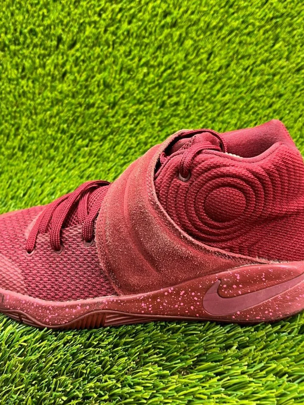 Nike Kyrie 2 GS Red Velvet Boys Size‎ 7Y Running Basketball Shoes Sneakers